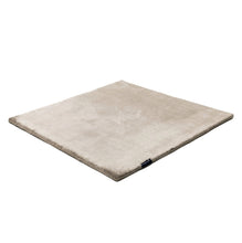 Laden Sie das Bild in den Galerie-Viewer, Farina Opoku Teppich Pearl Edition