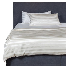 Laden Sie das Bild in den Galerie-Viewer, Silk Couture Seidenkissenbezug