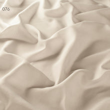 Laden Sie das Bild in den Galerie-Viewer, Gardine Gloria *Farina Opoku Ankleide