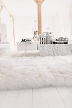 Laden Sie das Bild in den Galerie-Viewer, Lena Terlutter Lammfell Teppich