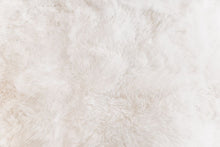 Laden Sie das Bild in den Galerie-Viewer, Lena Terlutter Lammfell Teppich