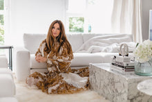 Laden Sie das Bild in den Galerie-Viewer, Lena Terlutter Lammfell Teppich