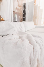 Laden Sie das Bild in den Galerie-Viewer, Lena Terlutter Edition Paloma Sofa