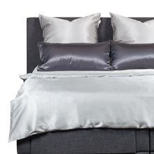 Laden Sie das Bild in den Galerie-Viewer, Silk Couture Seidenkissenbezug