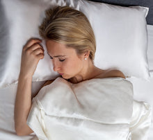 Laden Sie das Bild in den Galerie-Viewer, Silk Couture Seidenkissenbezug