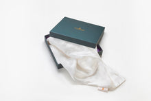 Laden Sie das Bild in den Galerie-Viewer, Silk Couture Seidenkissenbezug