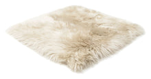 Laden Sie das Bild in den Galerie-Viewer, Lena Terlutter Lammfell Teppich