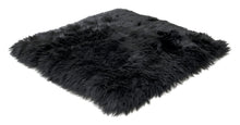 Laden Sie das Bild in den Galerie-Viewer, Lena Terlutter Lammfell Teppich