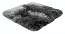 Laden Sie das Bild in den Galerie-Viewer, Lena Terlutter Lammfell Teppich
