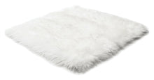 Laden Sie das Bild in den Galerie-Viewer, Lena Terlutter Lammfell Teppich