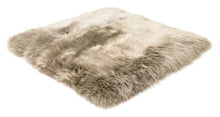 Laden Sie das Bild in den Galerie-Viewer, Lena Terlutter Lammfell Teppich